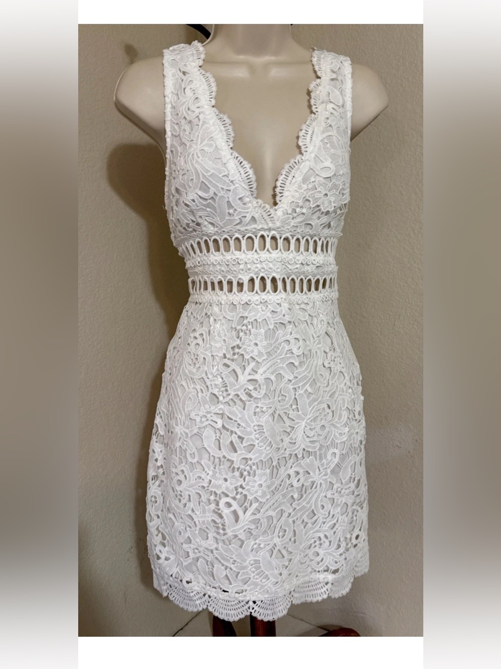 Women’s White Floral Lace Mini Dress Scalloped Trim Count out Waist Size Medium